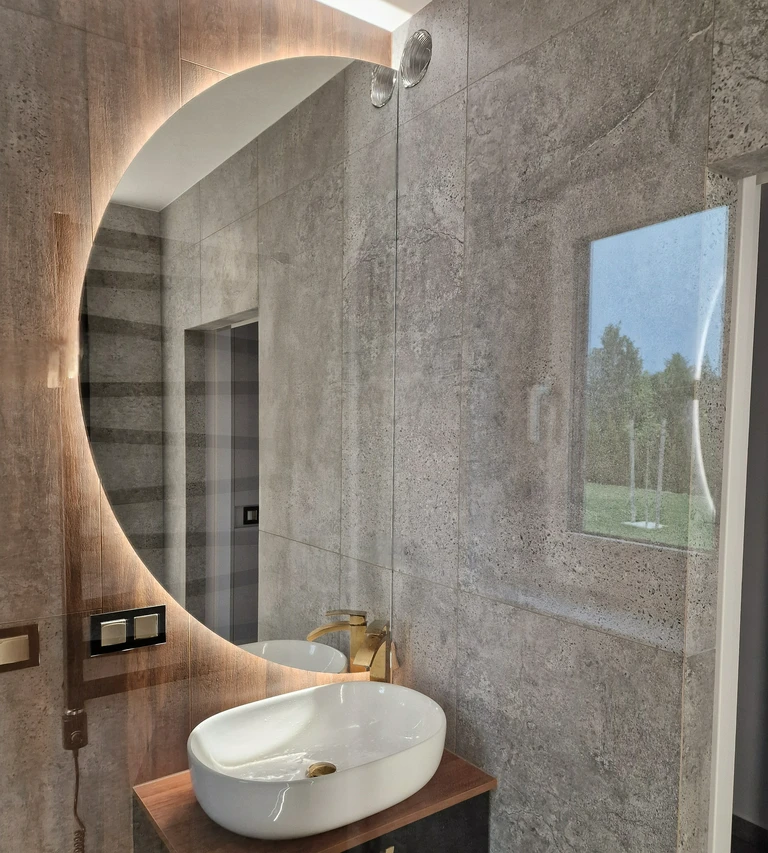 Półokrągłe lustro w łazience