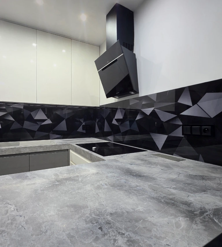 Kuchnia z przeszklonym wzorem